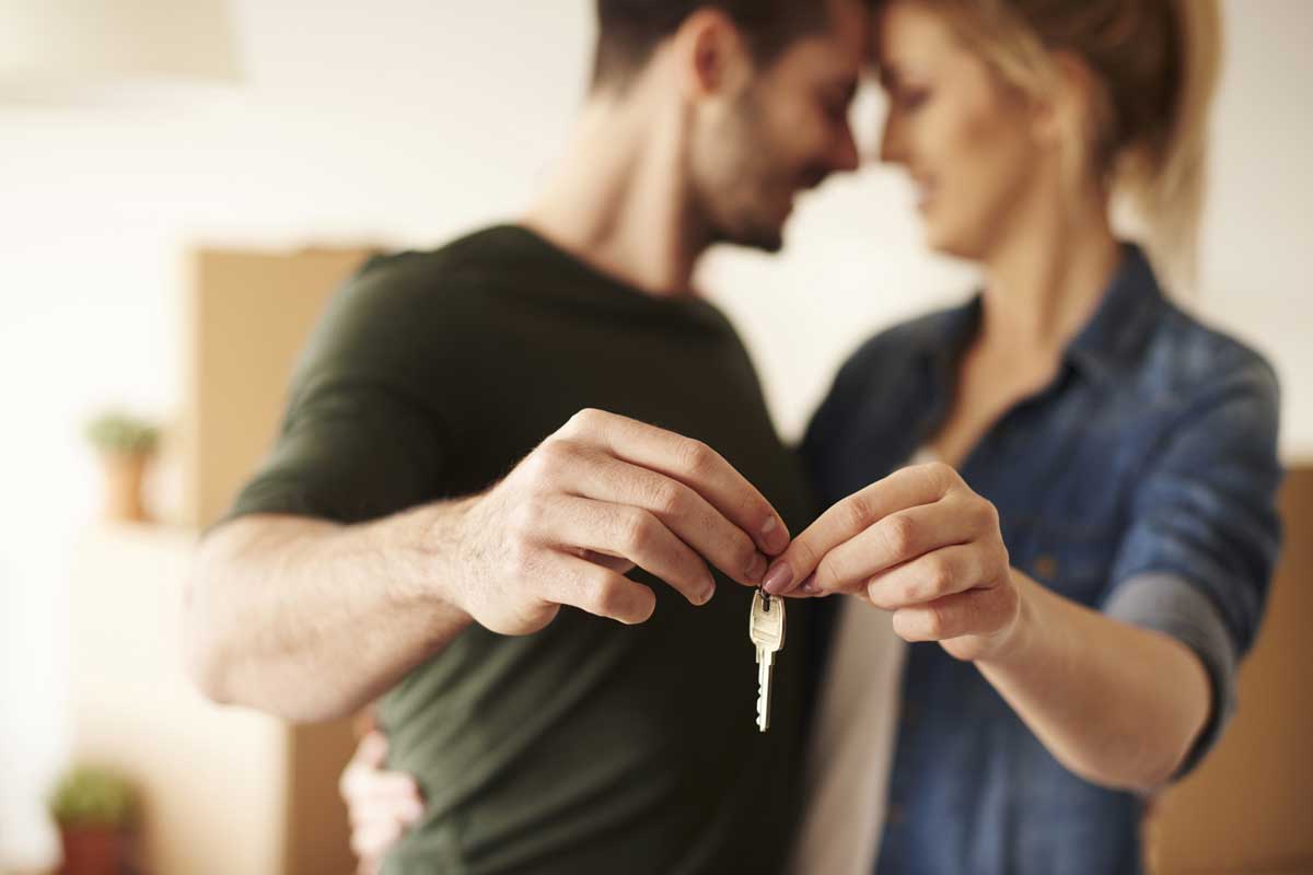 new-homes-reno-nv-jenuane-couple-with-keys